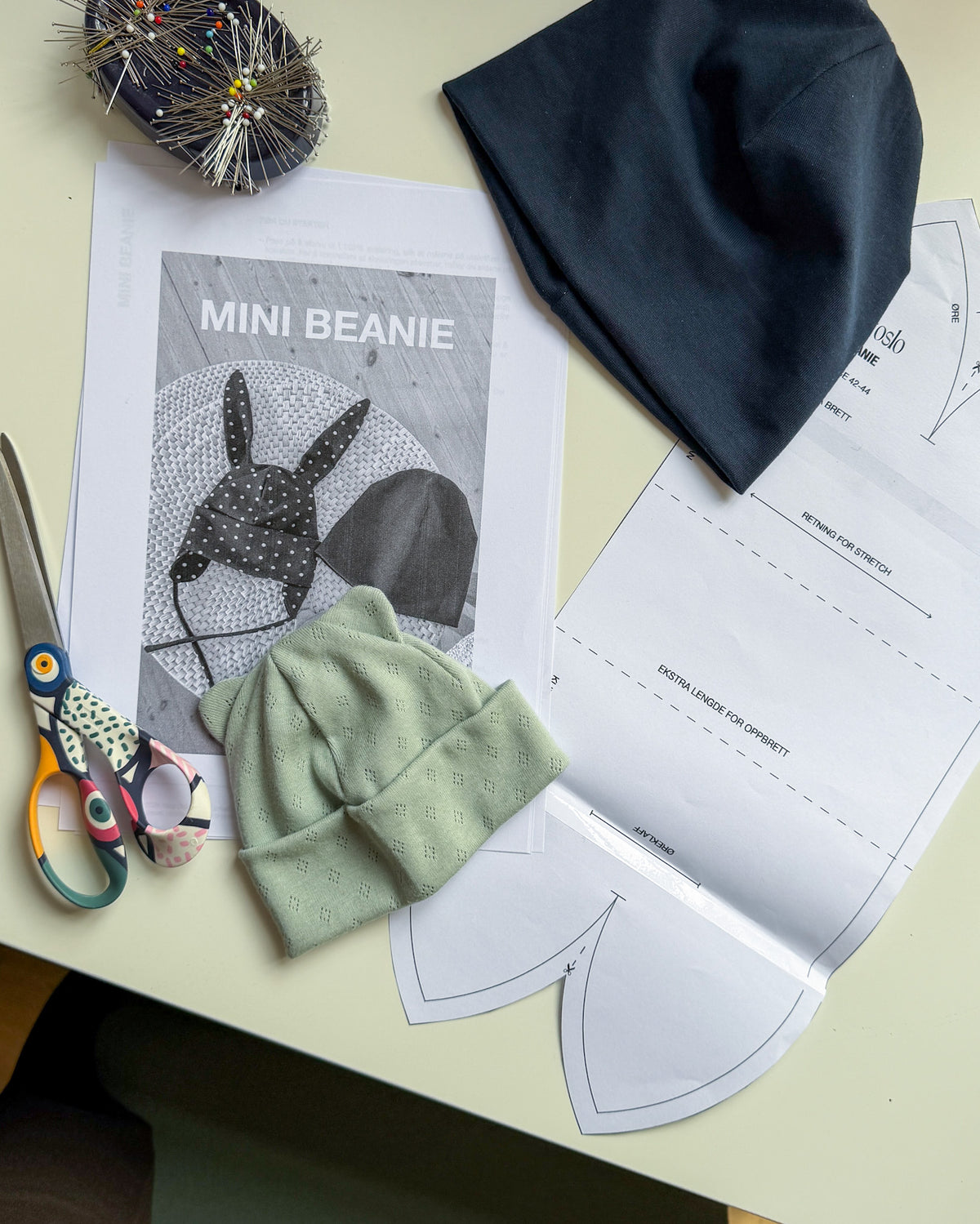 Symønster: Mini beanie (0–10år)